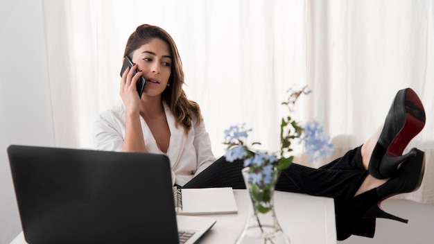 Donna della foto a figura intera che parla sul telefono