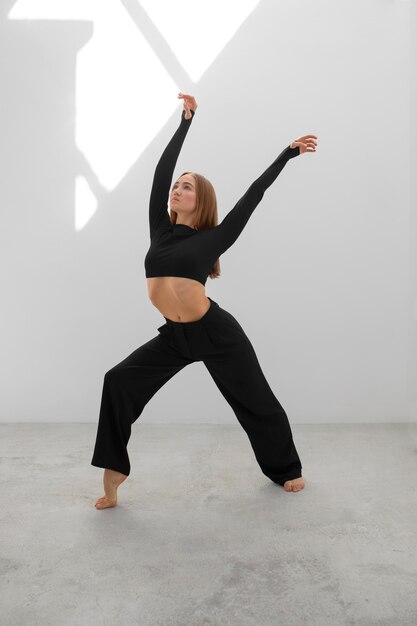Donna della foto a figura intera che posa nello studio