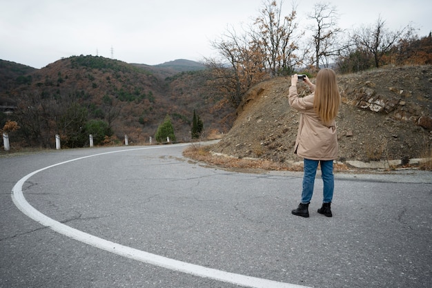 Donna della foto a figura intera che prende le foto