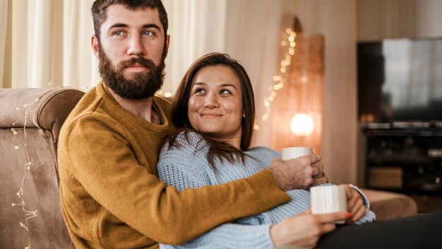 Donna della holding dell'uomo del colpo medio