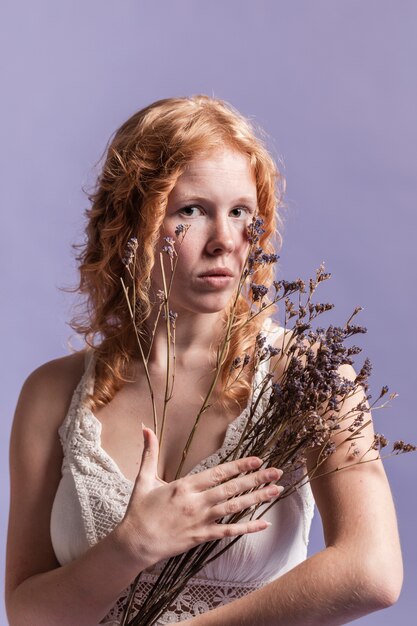 Donna della testarossa che posa mentre tenendo lavanda