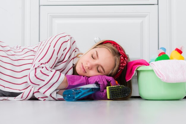 Donna delle pulizie stanca per i lavori di casa