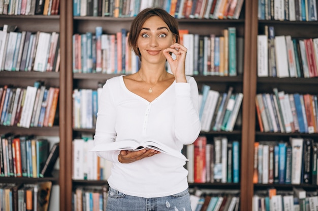 Donna dello studente che studia alla biblioteca