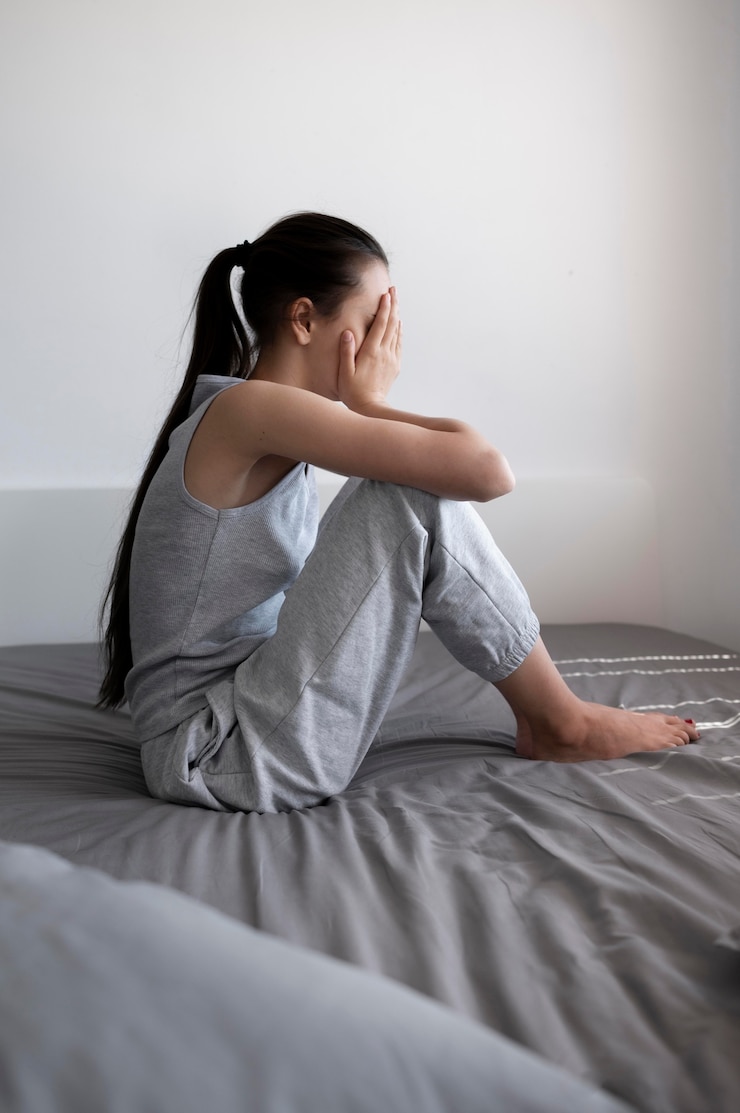 Foto gratuito donna depressa a tutto campo a letto