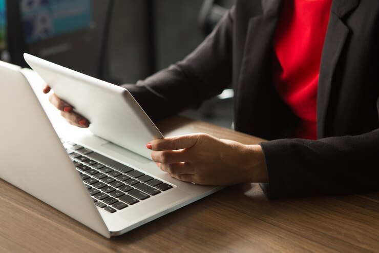 Foto gratuito donna di affari che lavora con il computer portatile e il touchpad