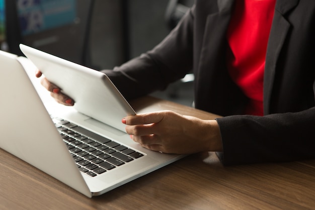 Donna di affari che lavora con il computer portatile e il touchpad