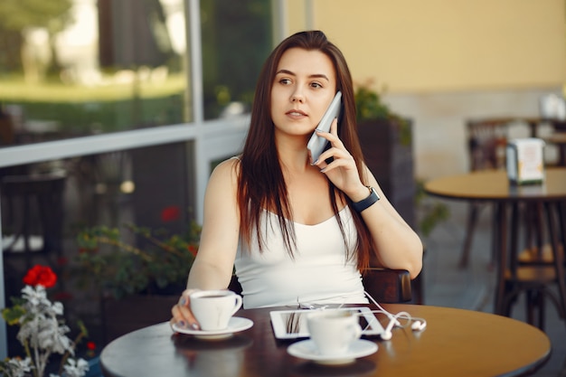 Donna di affari che lavora con un tablet in un caffè