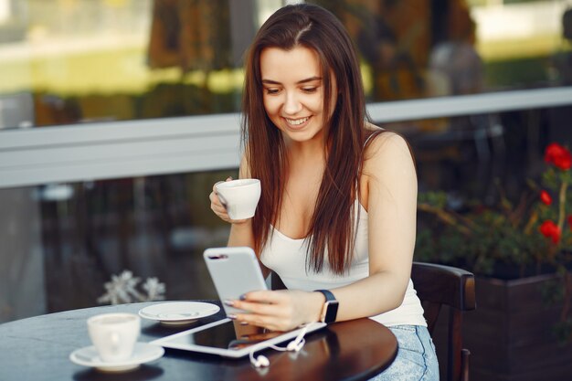 Donna di affari che lavora con un tablet in un caffè