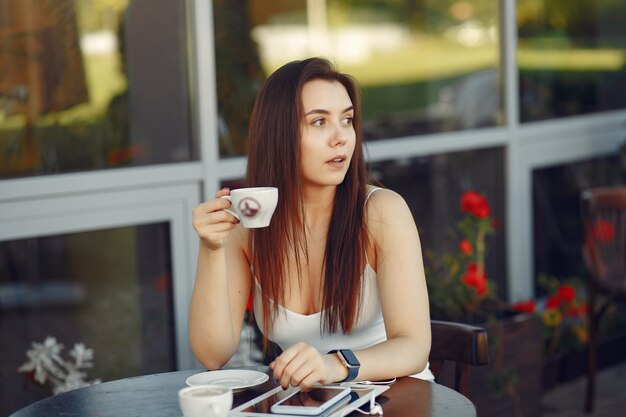 Donna di affari che lavora con un tablet in un caffè