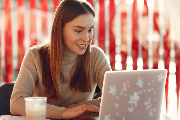 Donna di affari che lavora in un caffè