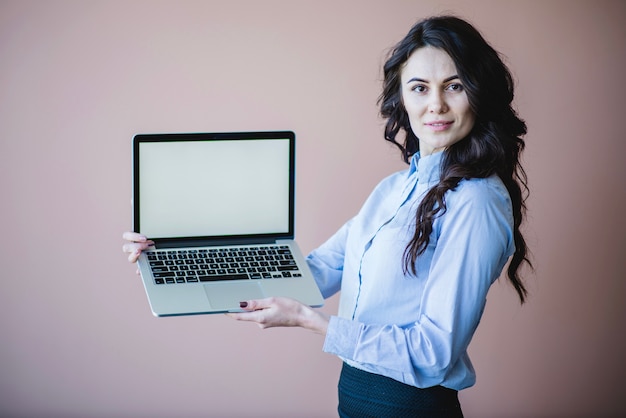 Donna di affari che presenta laptop