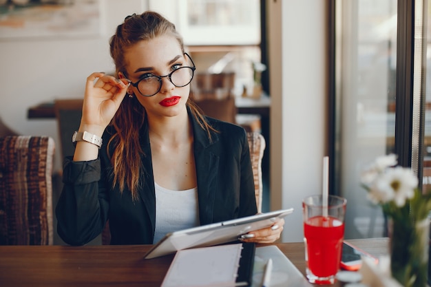 Donna di affari che si siede in un caffè