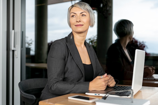 Donna di affari con distogliere lo sguardo del computer portatile