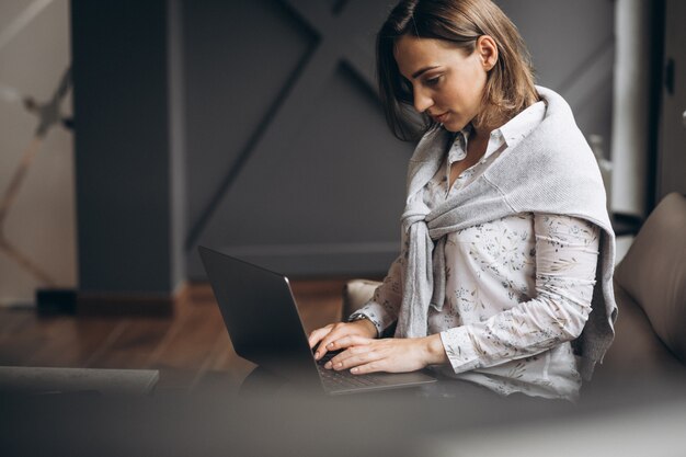 Donna di affari con il computer in ufficio