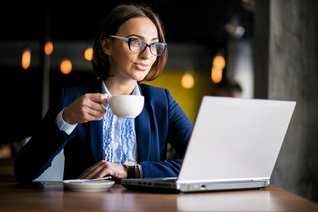 Donna di affari con il computer portatile