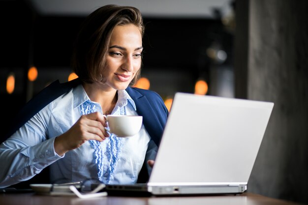 Donna di affari con il computer portatile