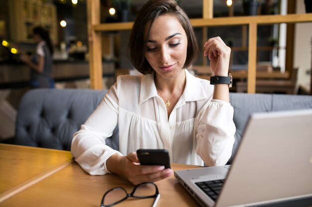 Donna di affari con il computer portatile