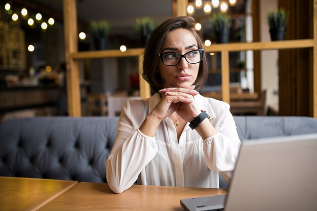 Donna di affari con il computer portatile