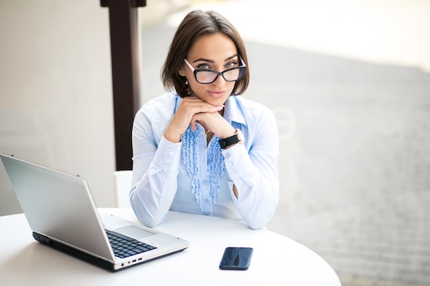 Donna di affari con il computer portatile