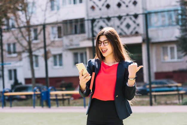 Donna di affari con lo smartphone all&#39;aperto