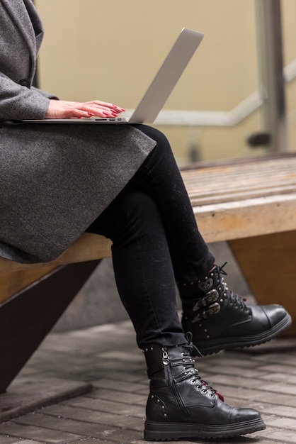 Donna di affari del Brunette che per mezzo del computer portatile all&#39;aperto