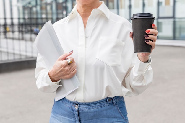 Donna di affari del colpo medio in camicia bianca