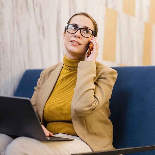 Donna di affari del colpo medio sul telefono