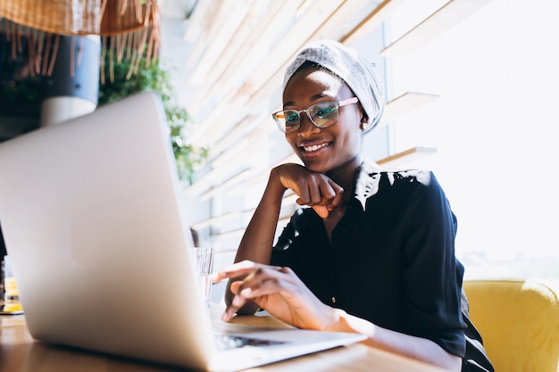 Donna di affari dell&#39;afroamericano con il computer portatile