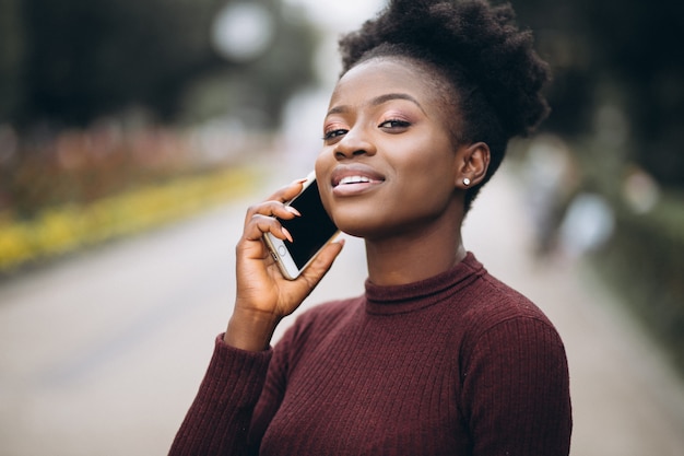 Donna di affari dell&#39;afroamericano con il telefono