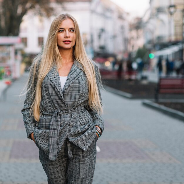 Donna di affari elegante che cammina in città