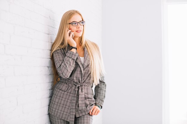 Donna di affari elegante che fa telefonata