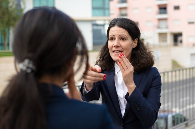 Donna di affari emozionale che parla con il collega