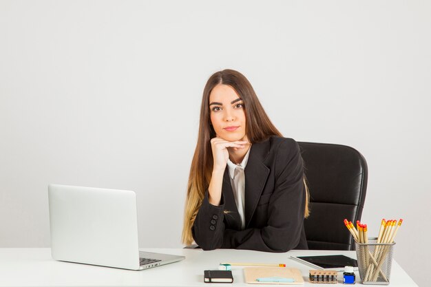 Donna di affari in attesa della riunione