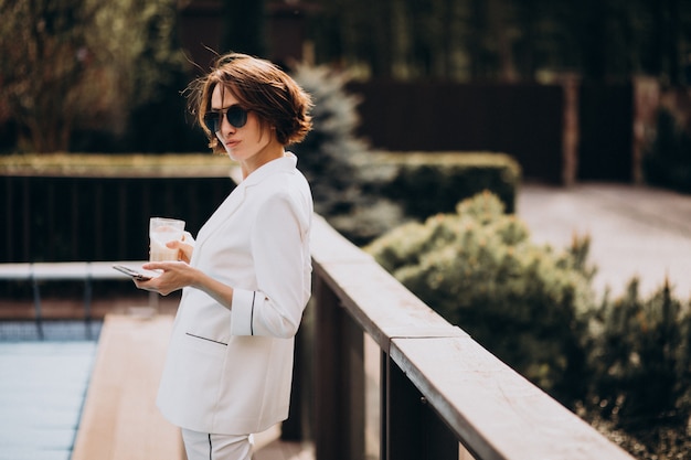 Donna di affari in vestito bianco all'aperto