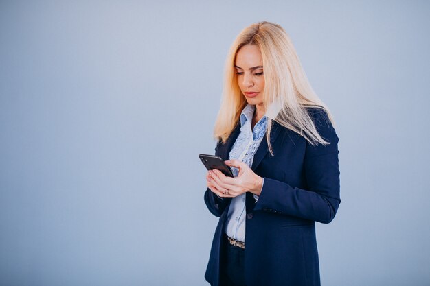 Donna di affari matura isolata facendo uso del telefono