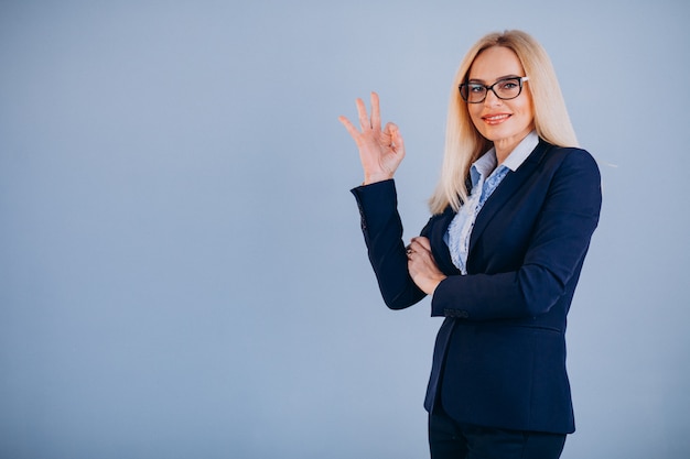 Donna di affari matura isolata in attrezzatura di classe