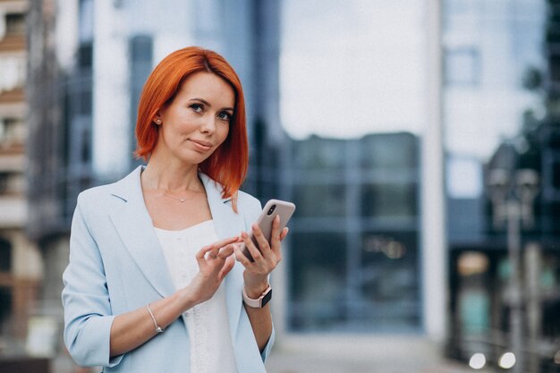 Donna di affari maturi che parla sul telefono