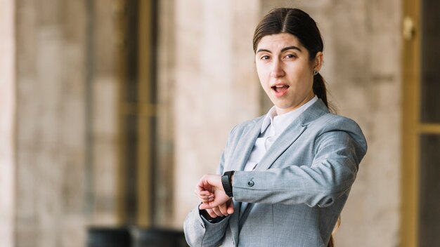 Donna di affari moderna che guarda guarda all&#39;aperto