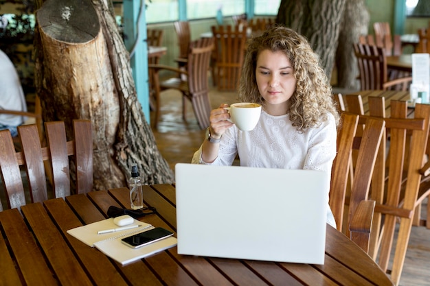 Donna di alto angolo al lavoro della terrazza