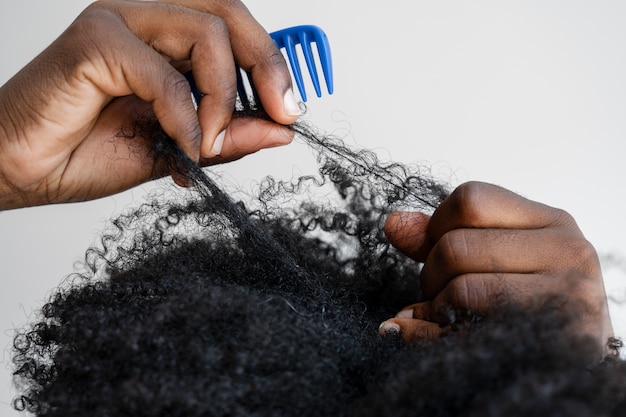 Donna di alto angolo che sistema i capelli