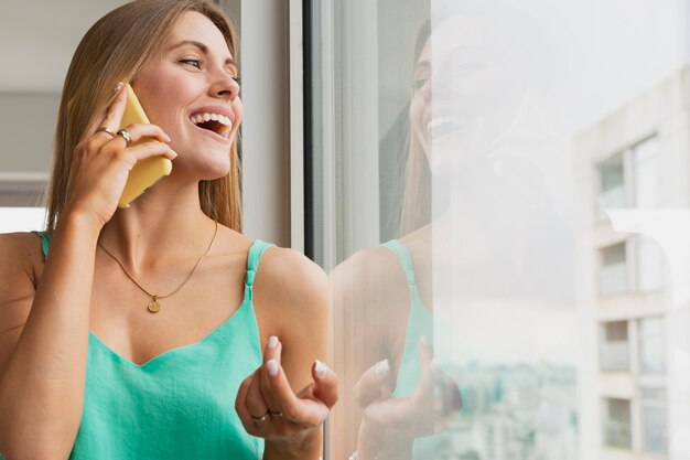 Donna di angolo basso che parla sopra il telefono