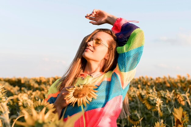 Donna di angolo basso che posa nella natura