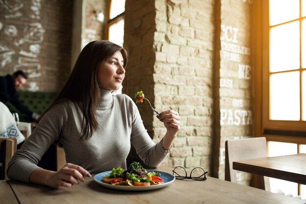 Donna di cibo donna felice della ragazza