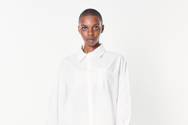 Donna di colore che indossa un modello di abito camicia bianca