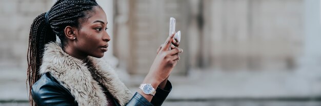 Donna di colore che scatta una foto