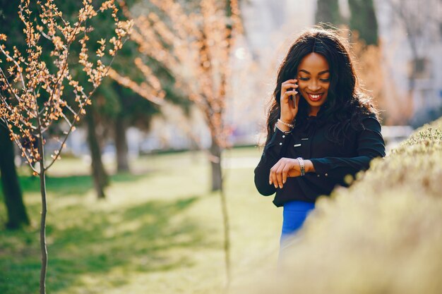 Donna di colore in un parco