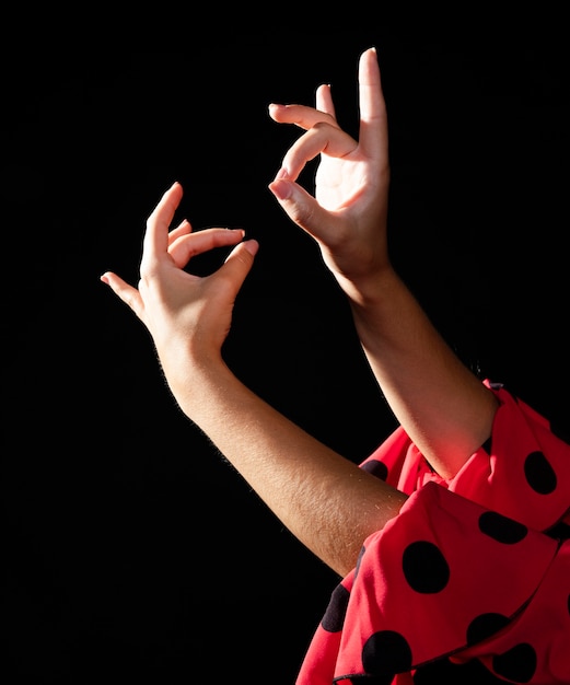 Donna di flamenca del primo piano che si esibisce con le sue mani