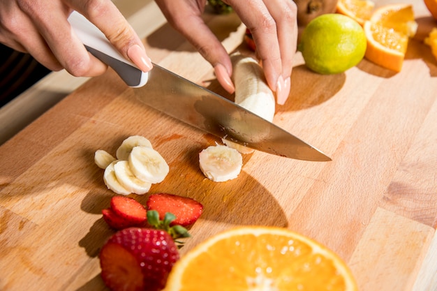 Donna di forma fisica che prepara un succo della disintossicazione