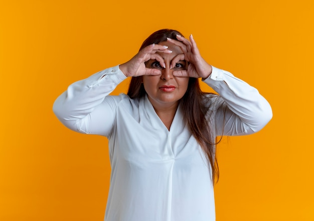 donna di mezza età caucasica casuale che mostra gesto di sguardo