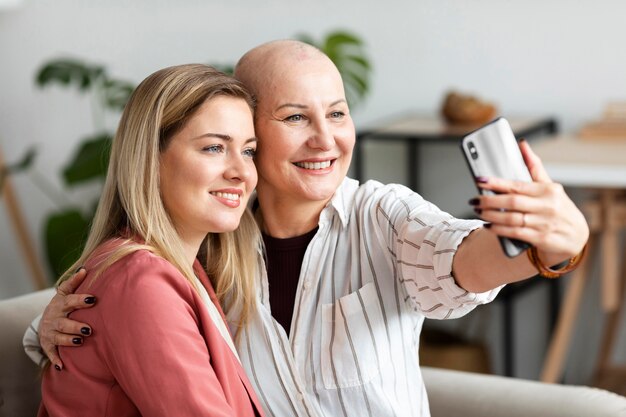 Donna di mezza età con cancro della pelle che passa del tempo con la sua amica